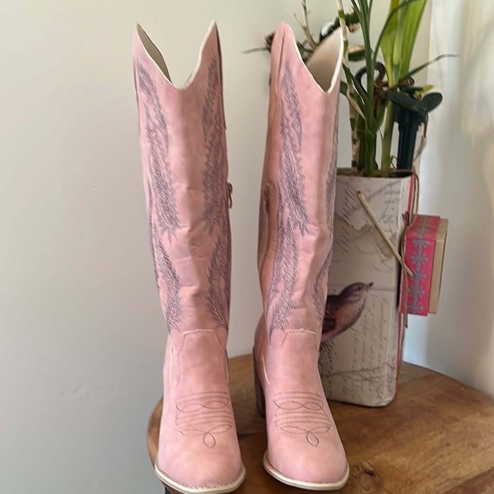 Women size 9 cowboy boots 2.5 inches heel height